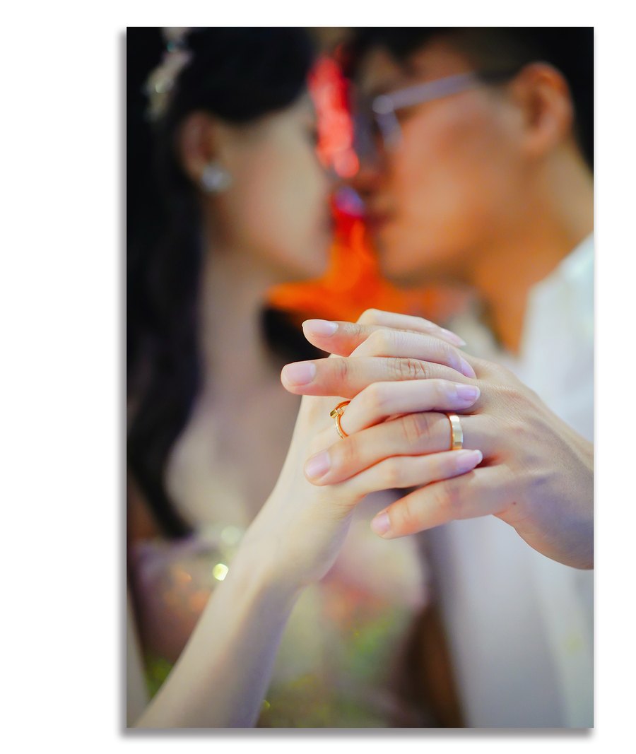 新人交握戴戒指的手，暖调灯光，徐州订婚现场，枪花影像