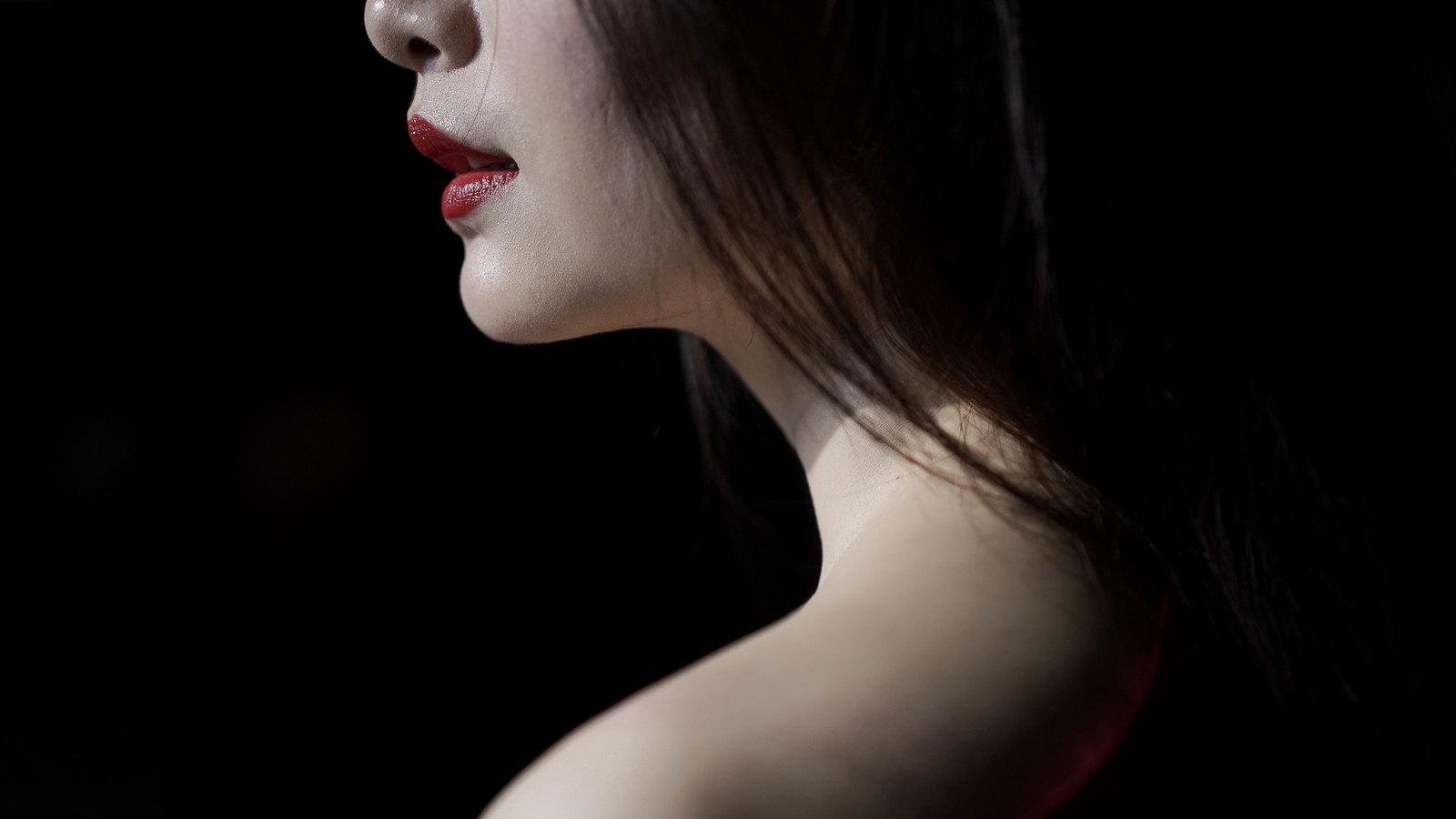 极暗调光线勾勒的新娘侧脸轮廓，红唇点缀，徐州婚礼摄影，枪花影像