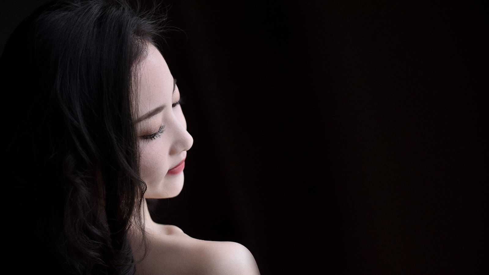暗调光线里的新娘垂眸侧脸，柔和肖像，临沂婚礼摄影，枪花影像