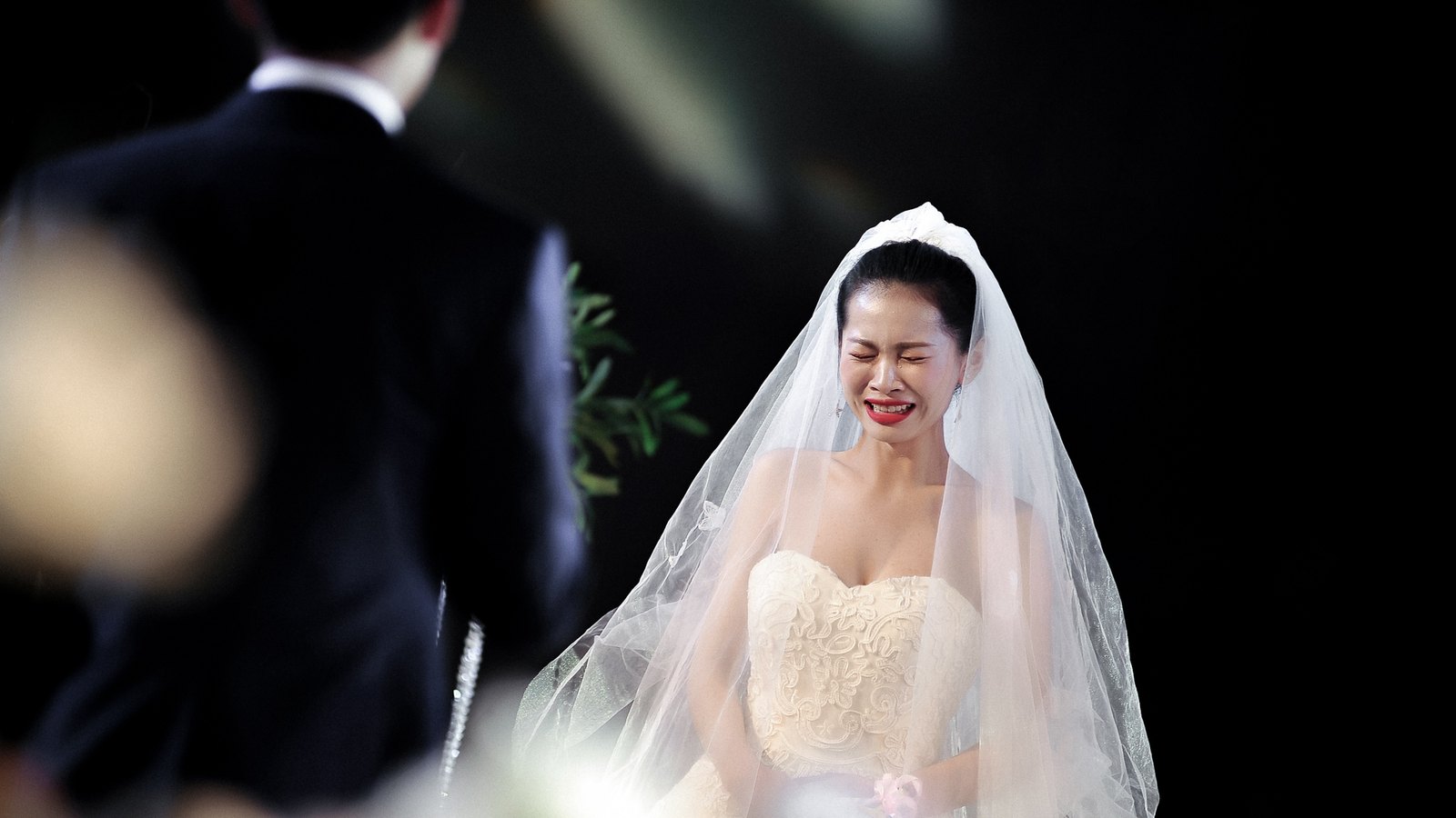 新娘含泪对视新郎，暗调婚礼现场，徐州，枪花影像