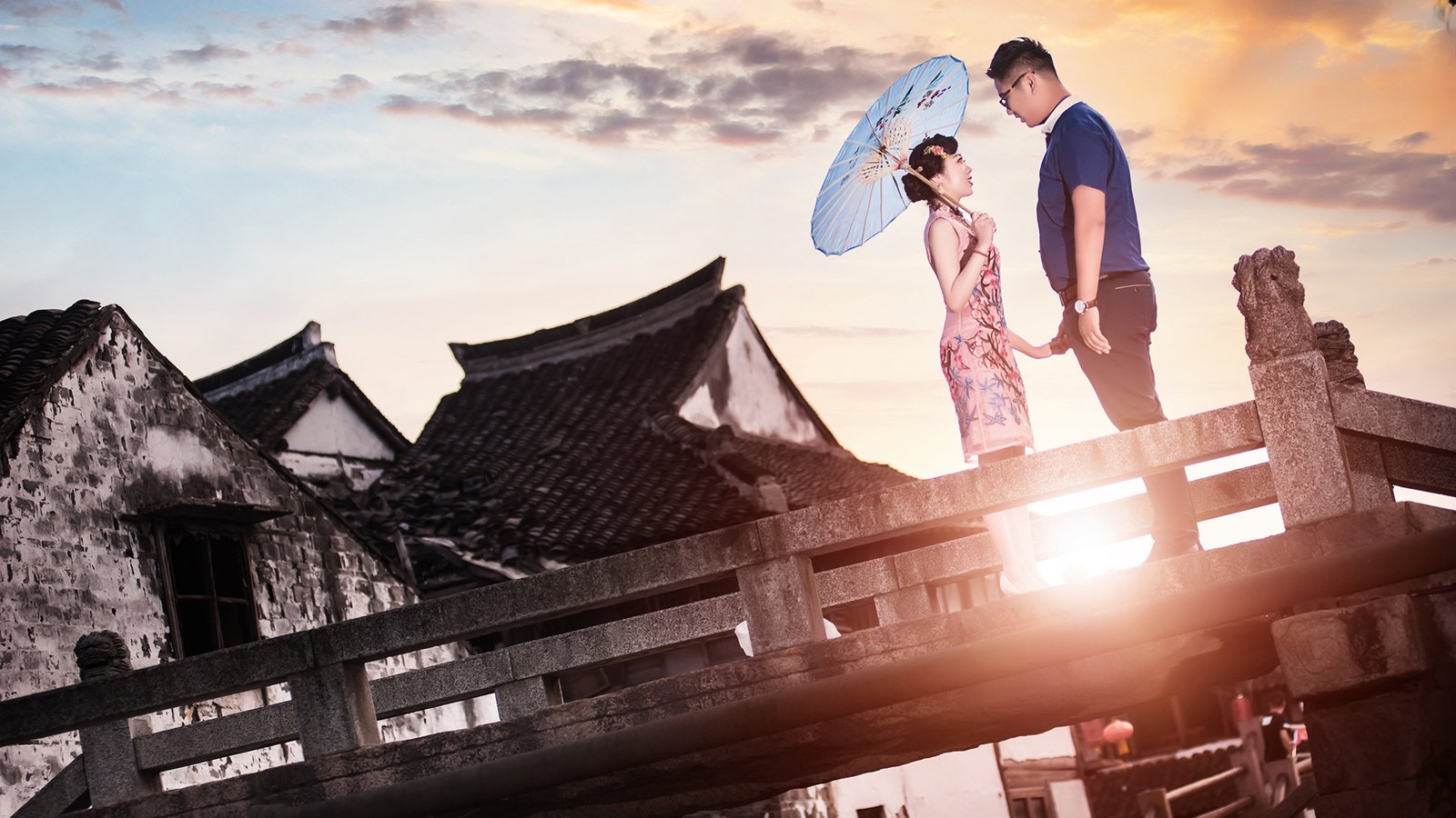 古桥上的新人相望，暖调夕阳下的徐州景致，枪花影像