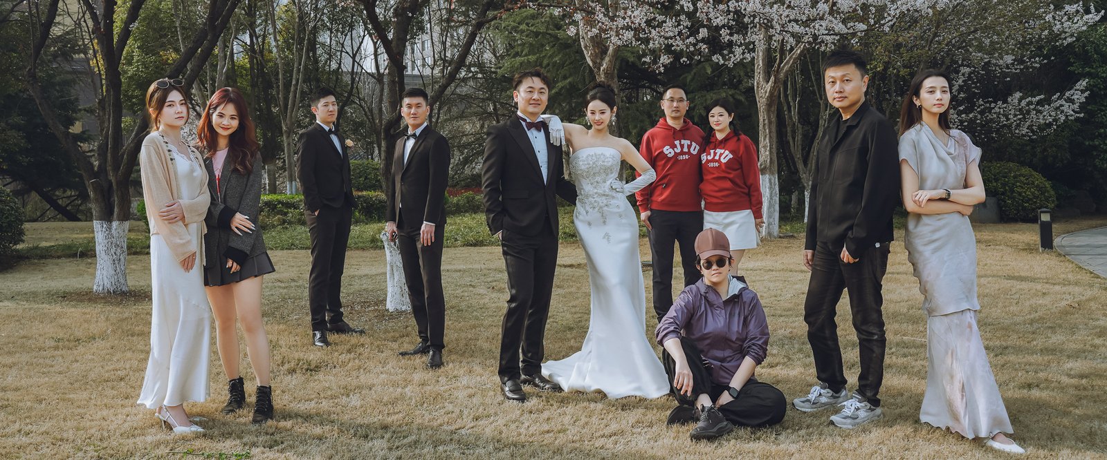 草坪上新人携亲友的春日大合影，自然光，徐州婚礼摄影，枪花影像