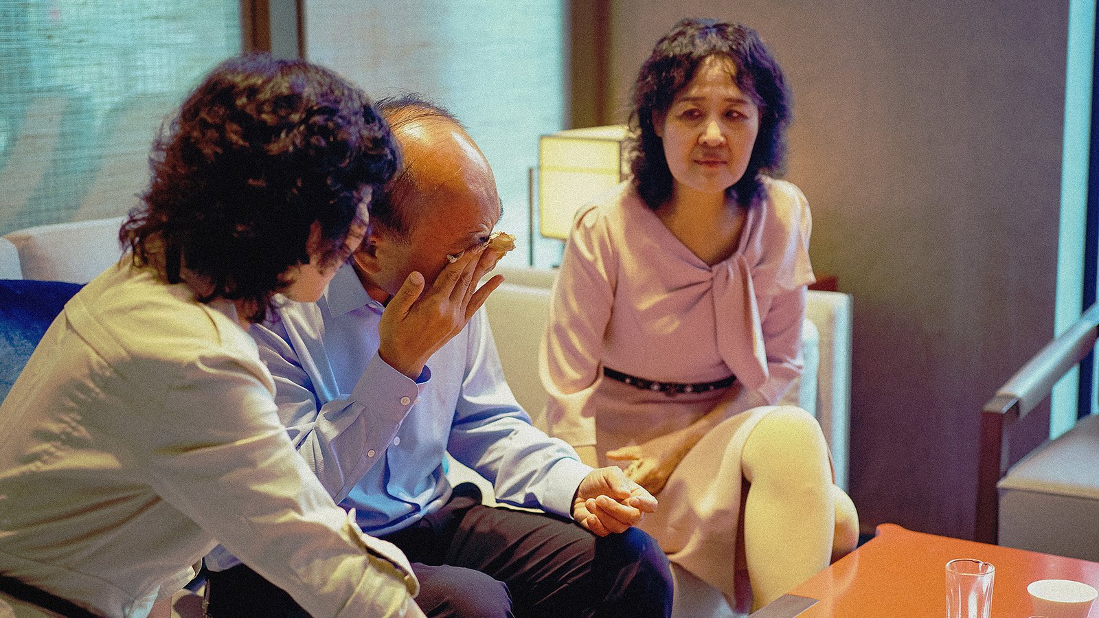 父亲对女儿的不舍，暖光室内，徐州订婚宴场景，枪花影像