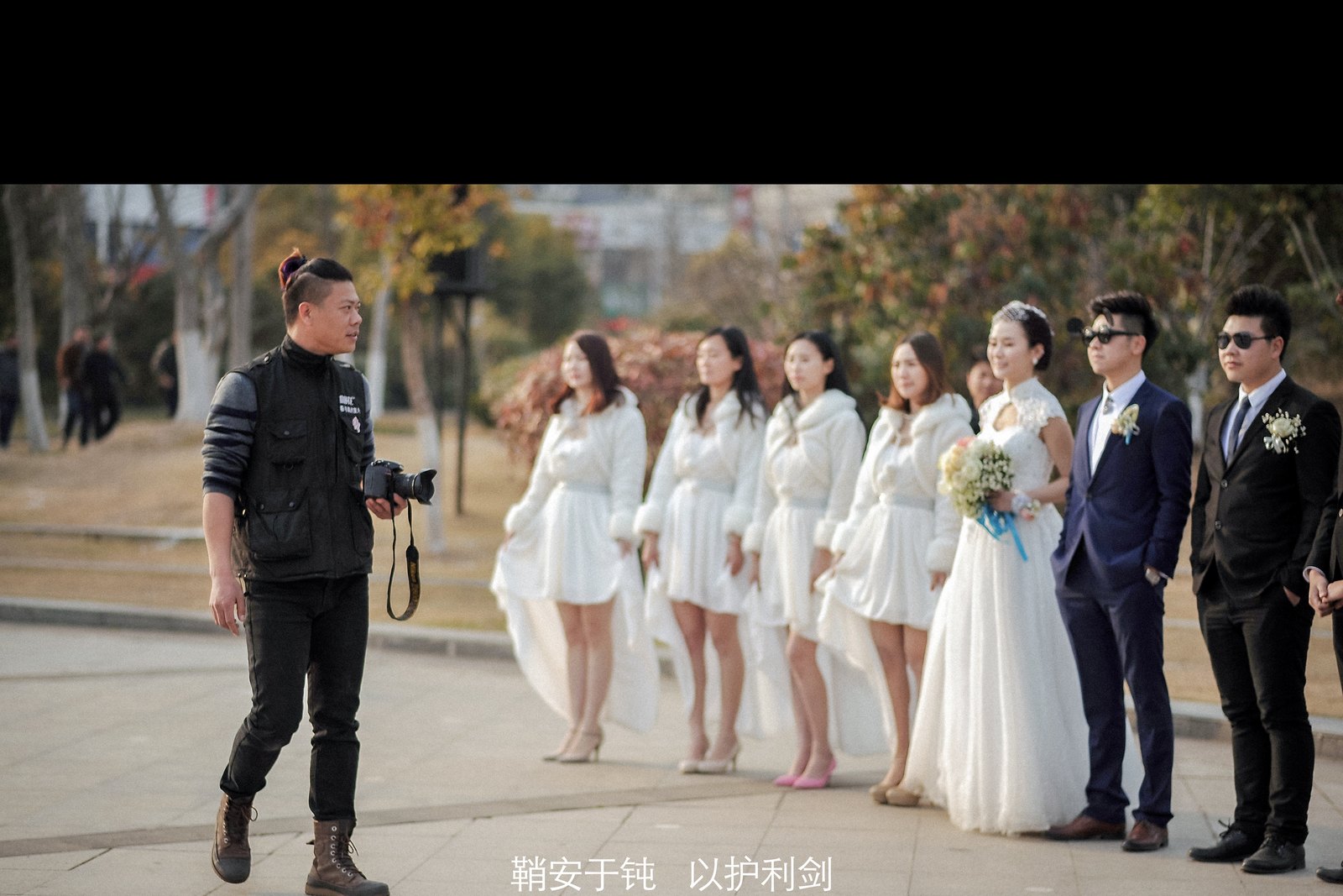 枪花影像双机位团队在婚礼现场工作