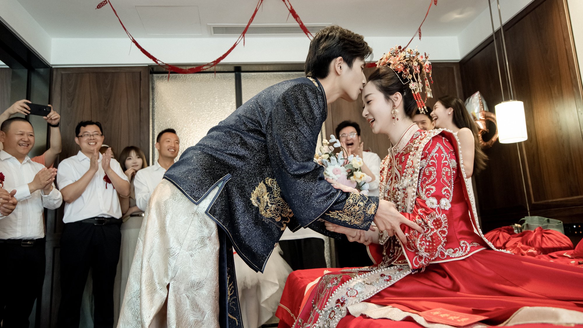 新郎俯身亲吻新娘，徐州中式婚礼现场，枪花影像