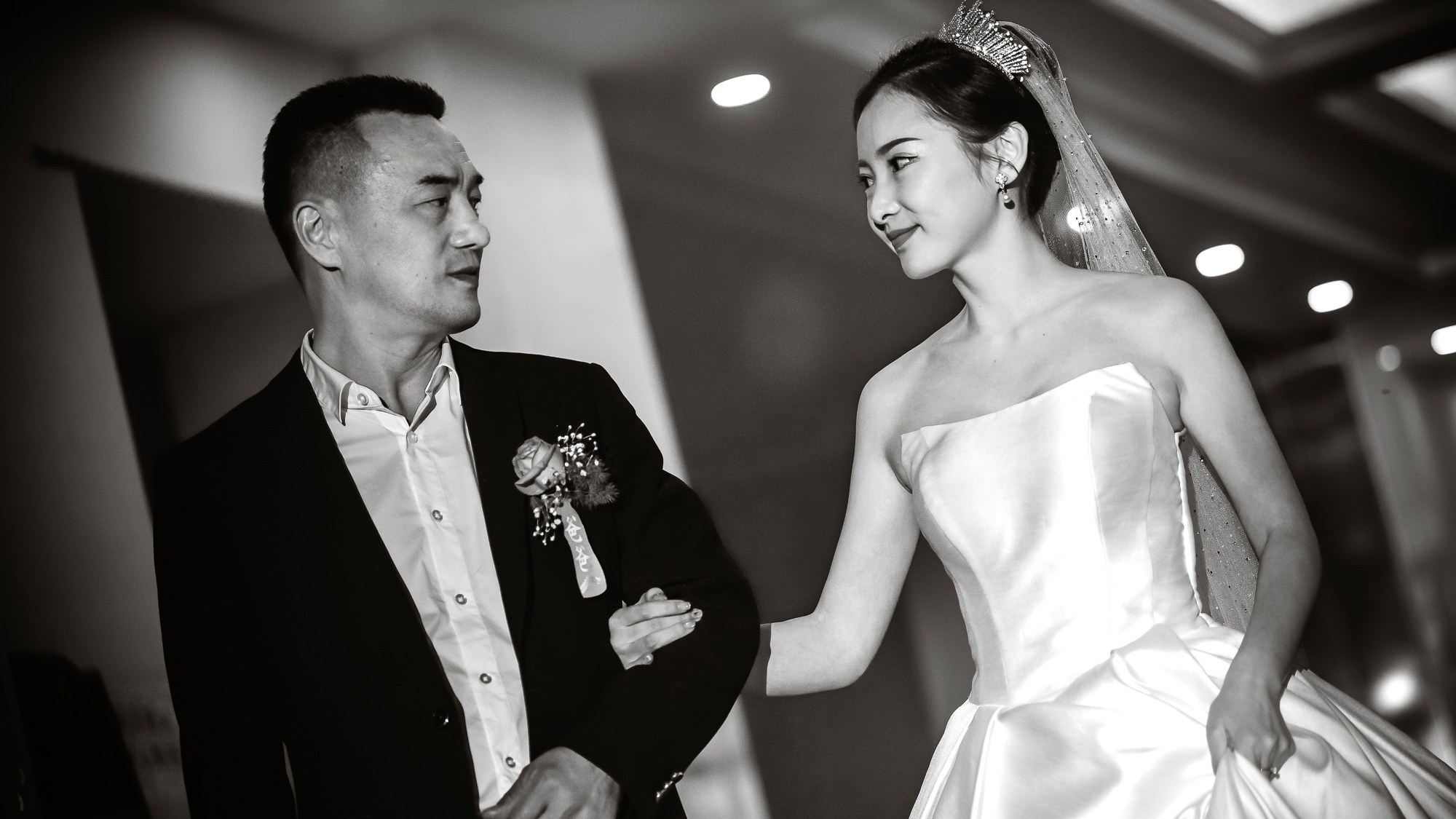 新人并肩走进婚礼厅堂，黑白影调下的开场瞬间，徐州婚礼跟拍