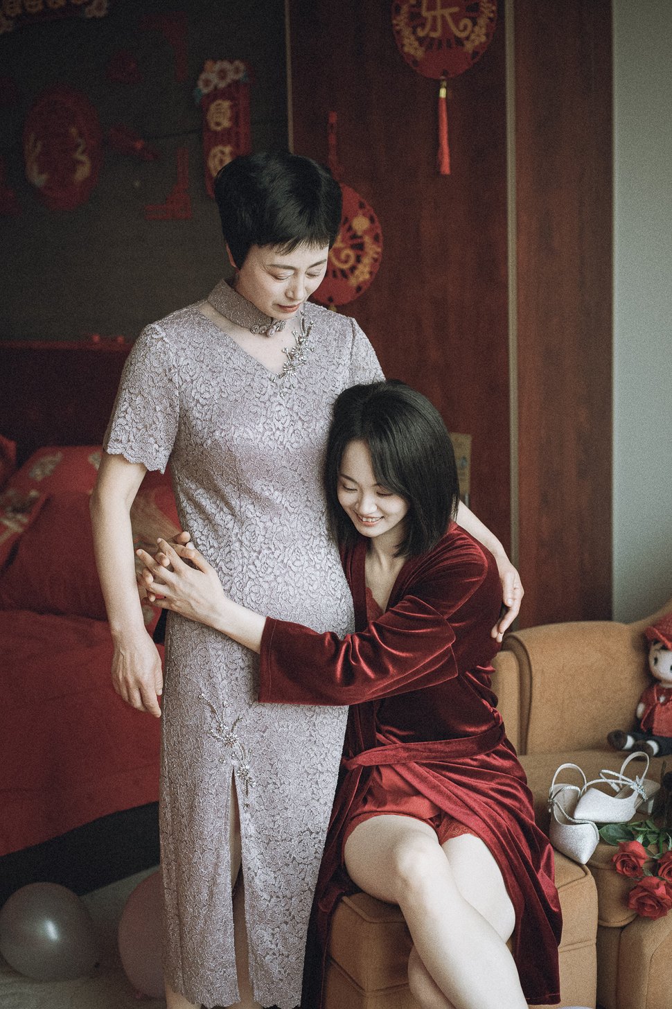出嫁前母亲与穿红丝绒晨袍的女儿相拥，温情室内，淮北婚礼跟拍